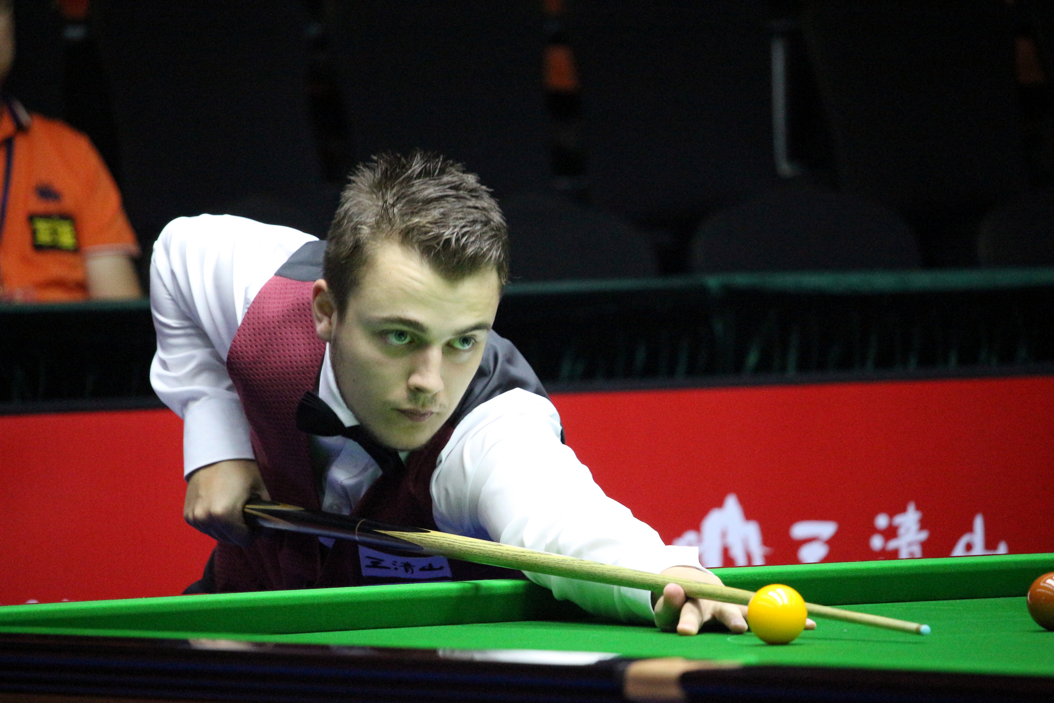 与裁判握手 与裁判握手