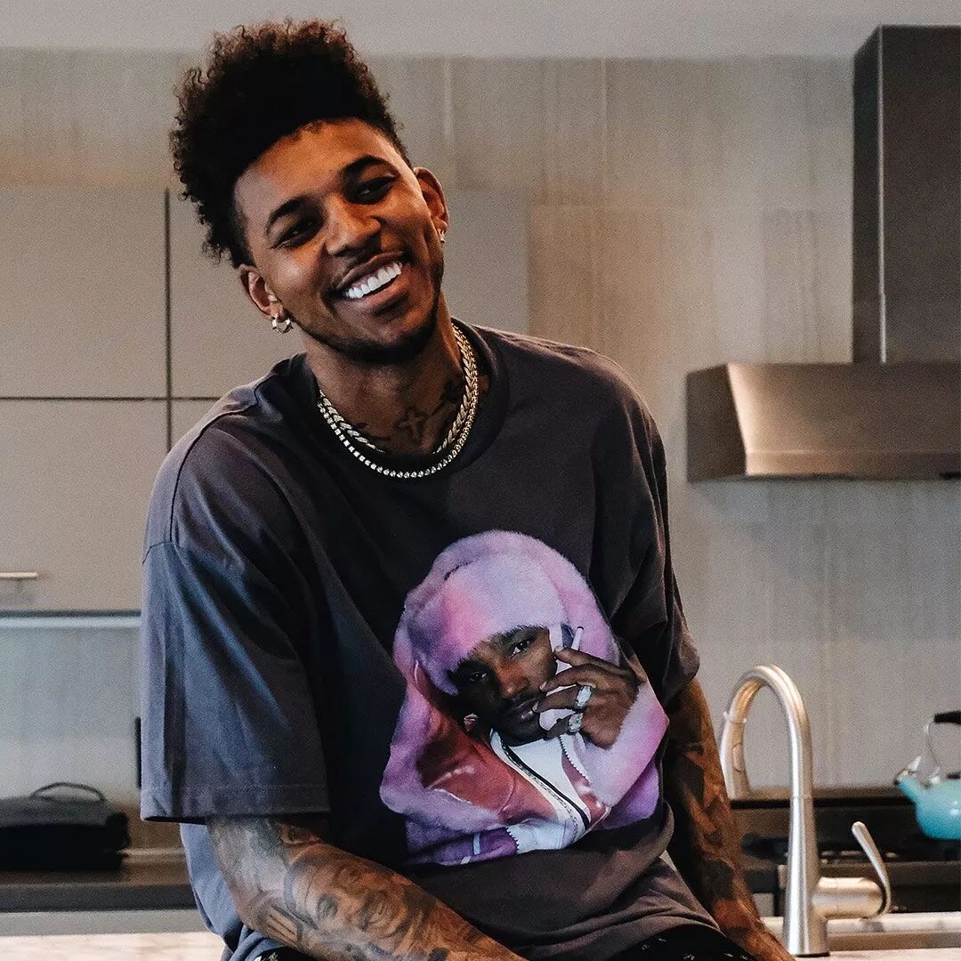 球呈现出三 球呈现出三